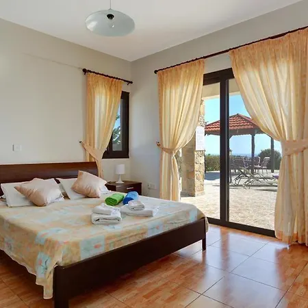 Villa Sleeps 9 With Pool Air Con And Wifi Kissonerga