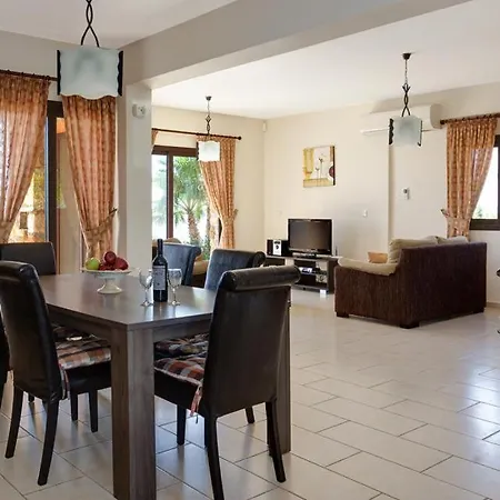 Sleeps 9 With Pool Air Con And Wifi
