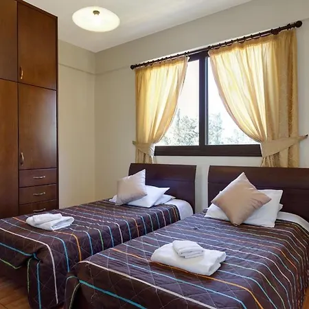 Sleeps 9 With Pool Air Con And Wifi Kissonerga