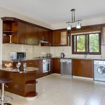 Sleeps 9 With Pool Air Con And Wifi Villa Kissonerga
